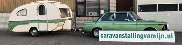 Auto met caravan